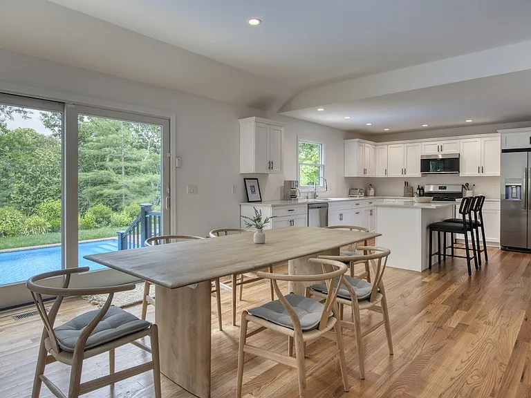 23 Crystal Dr — Photo 8