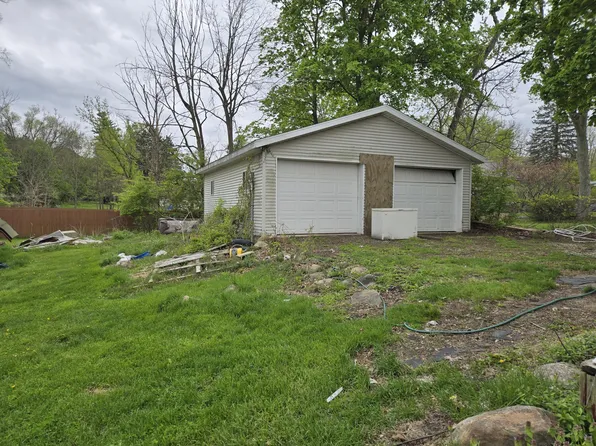64 Spring St, Hillsdale, MI 49242