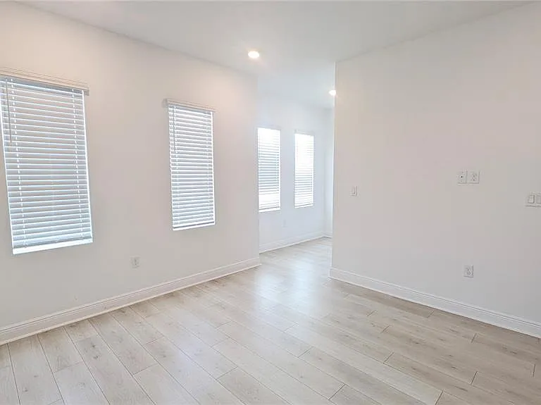 15614 Vetta Dr — Photo 20
