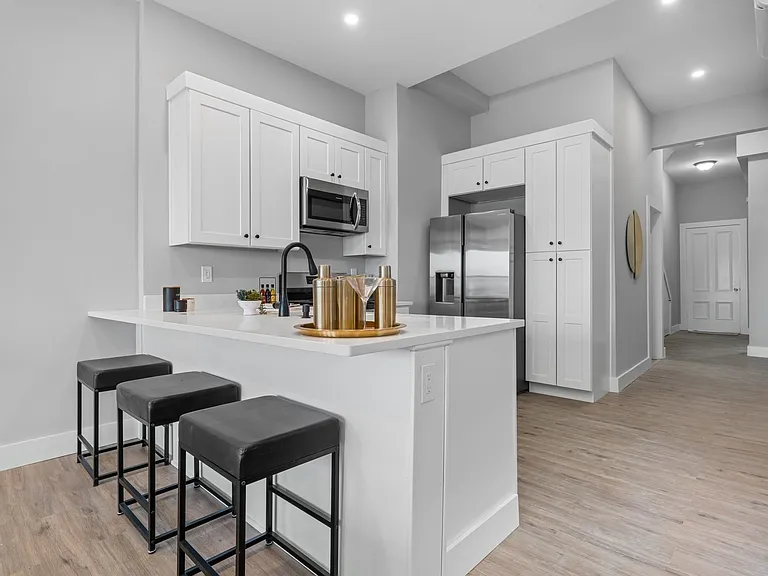 390 Meridian St #2 — Photo 3