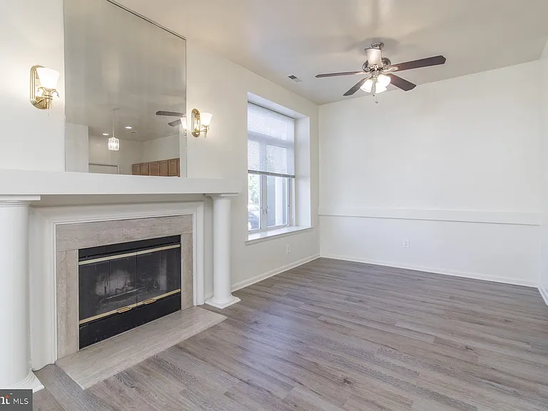 1004 Barbaras Ct — Photo 5