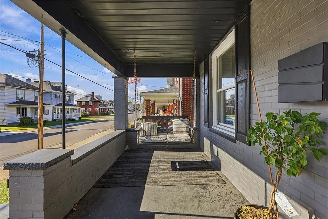 3 bed, 1.5 bath, $2,200 — Photo 3