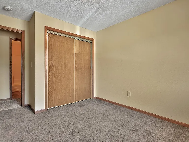 Oakridge Apartments — Photo 24