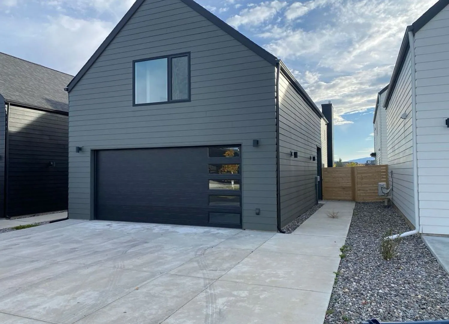 3 Bedrooms 2 1/2 Bathrooms - Where Mountains meet you at upscale living! — Photo 4