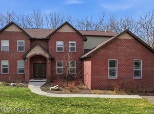 9027 Salem Farms Dr, South Lyon, MI