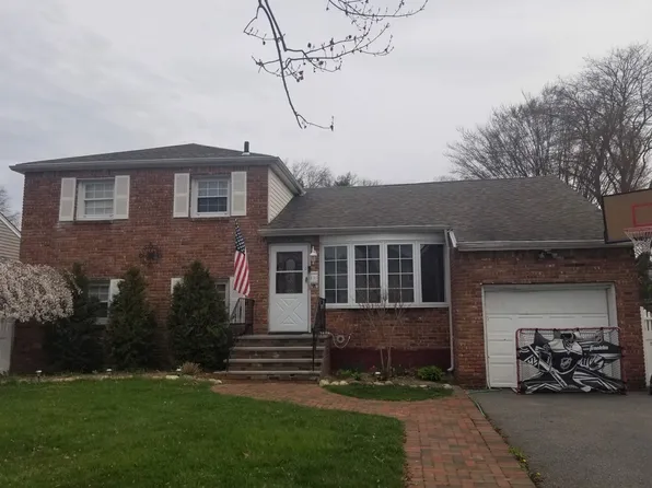 3549 Wadena St, Seaford, NY 11783