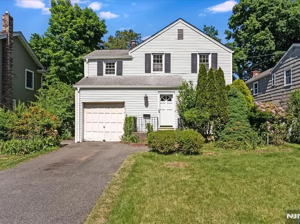 566 Barnett Pl, Ridgewood, NJ 07450