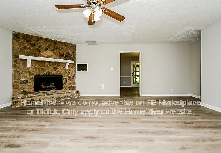 220 Summertown Dr — Photo 2