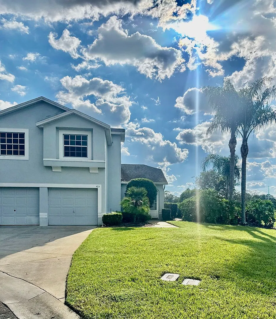423 Eagle Ridge Dr — Photo 1
