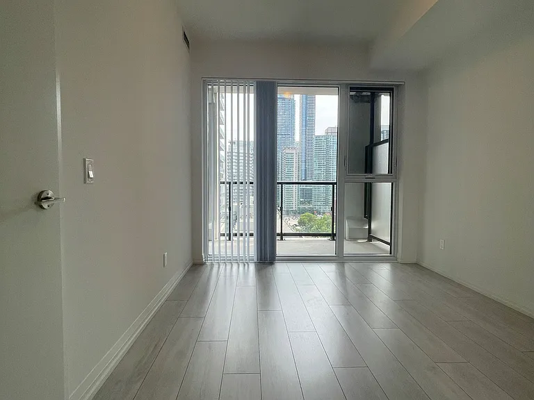 400 King St W #1017 — Photo 12