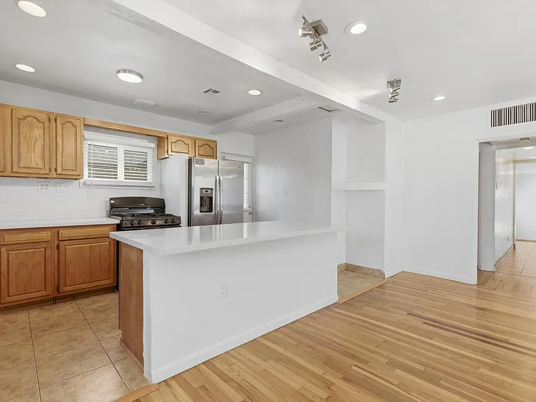 361 E Clarendon Ave — Photo 5