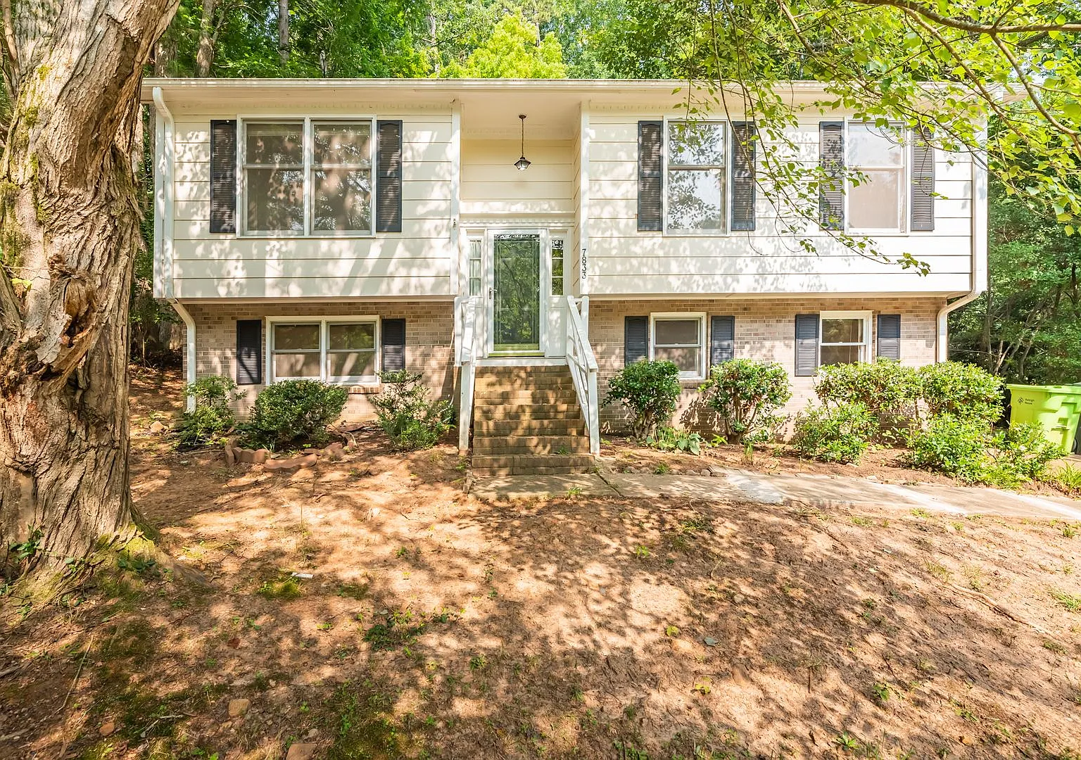 4 bedroom home with bonus room! — Photo 1
