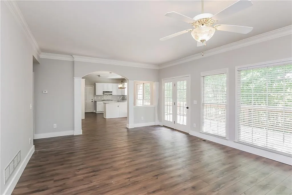 5 bed, 2.5 bath, 2886 sqft, $3,300 — Photo 3
