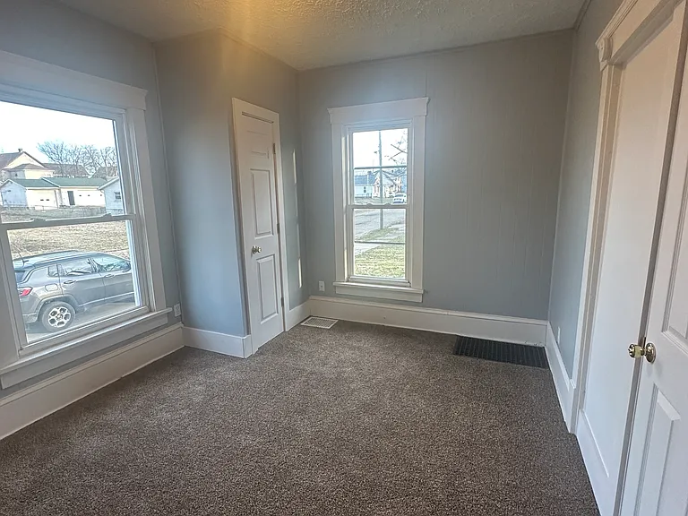 909 Clinton Ave SW — Photo 5