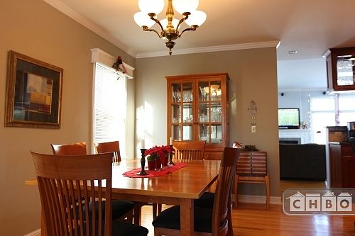 Dining area adjacent to kit.