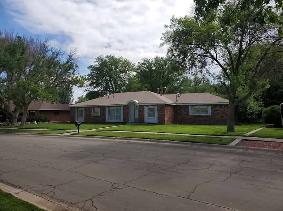 Large front yard on a safe and quiet street almost no TRAFFIC!