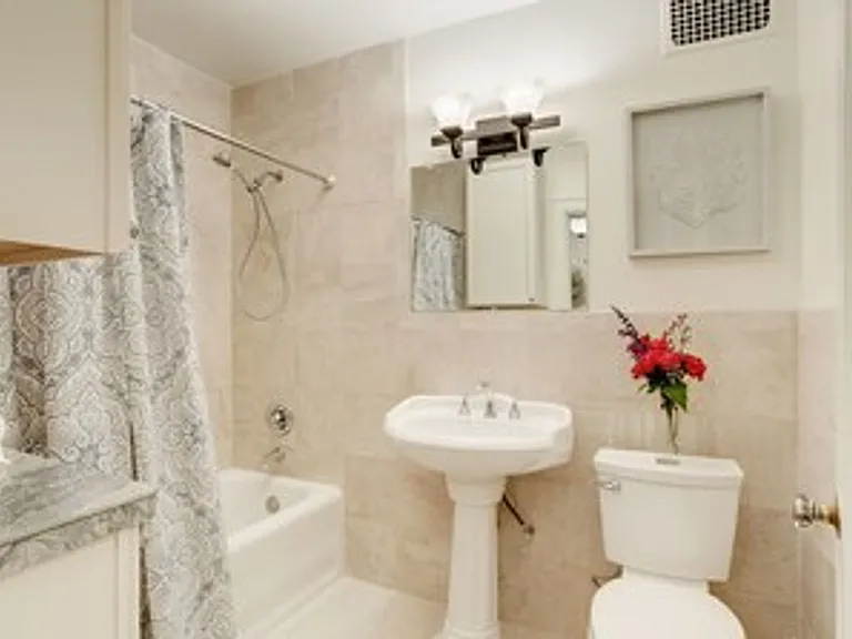 Townhouse Apartments — Photo 5
