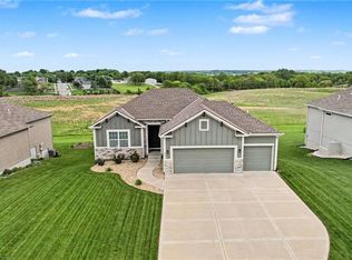17605 Grey Hawke Rdg, Smithville, MO 64089