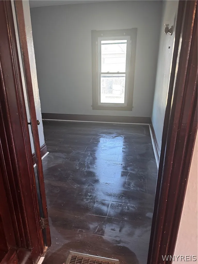 3 bed, 1.0 bath, 2346 sqft, $1,200 — Photo 3