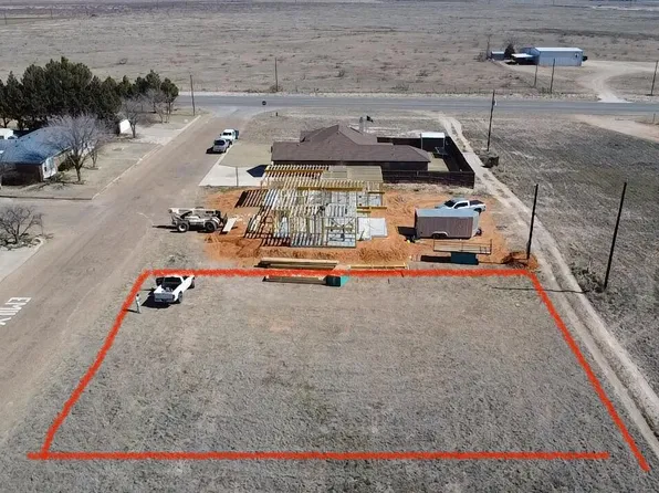 4th St, Plains, TX 79355