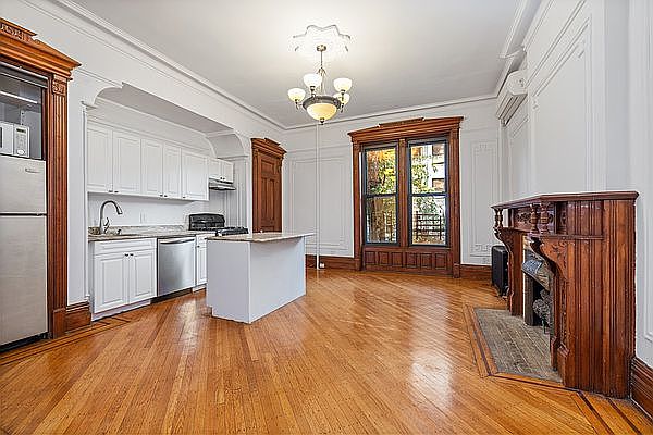 1st image of 104 Lincoln Pl