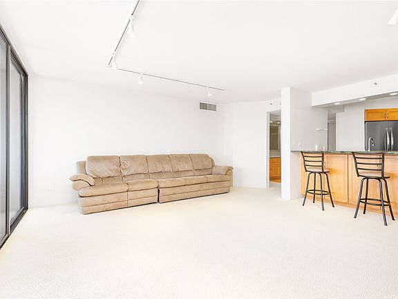 3rd image of 583 Kamoku St #Penthouse 7