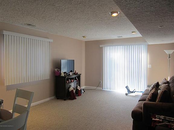 4th image of 162 Warwick Ave