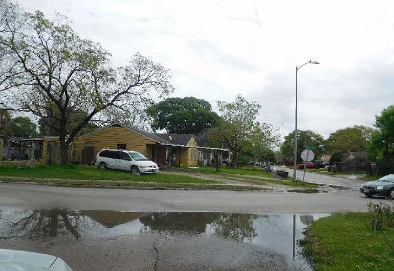 2nd image of 2919 Charter Oaks Dr