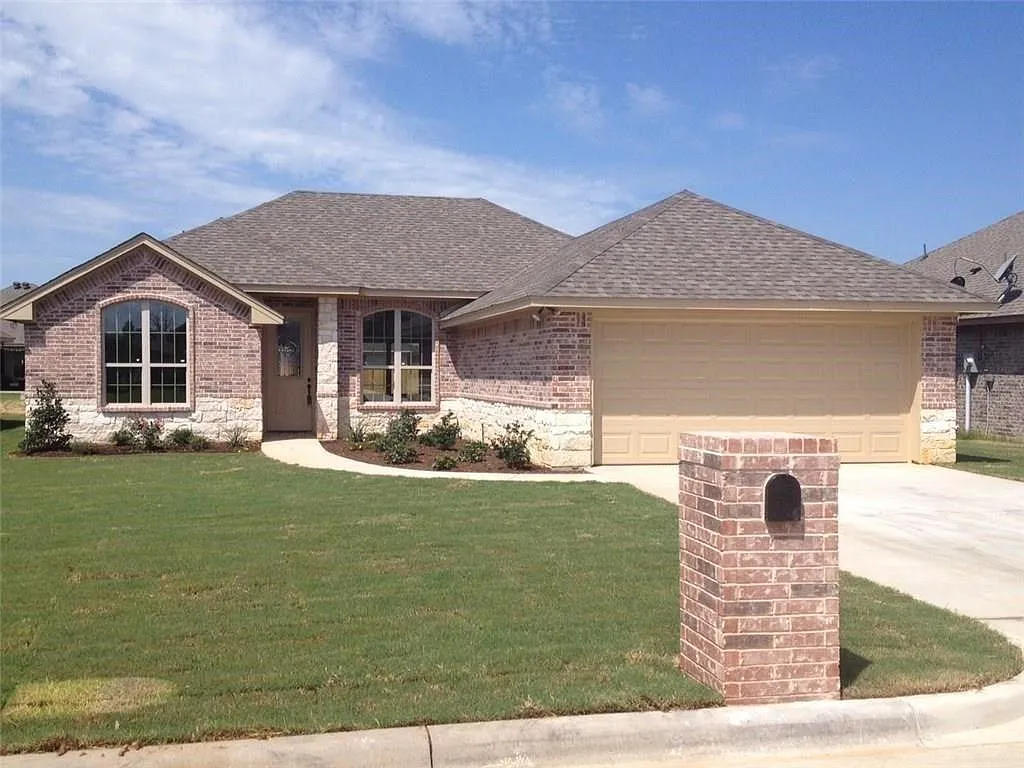 3 bed, 1484 sqft, $1,900 — Photo 1