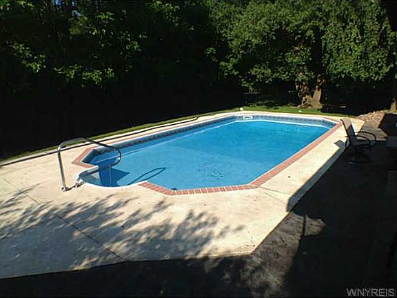 3rd image of 8388 Bridlewood Dr