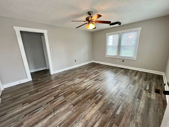 2nd image of 1403 Rocky Ln