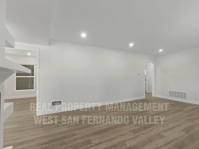 9801 Columbus Ave — Photo 7
