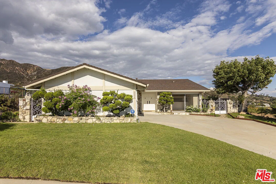 4 bed, 2.0 bath, 2061 sqft, $11,950 — Photo 3