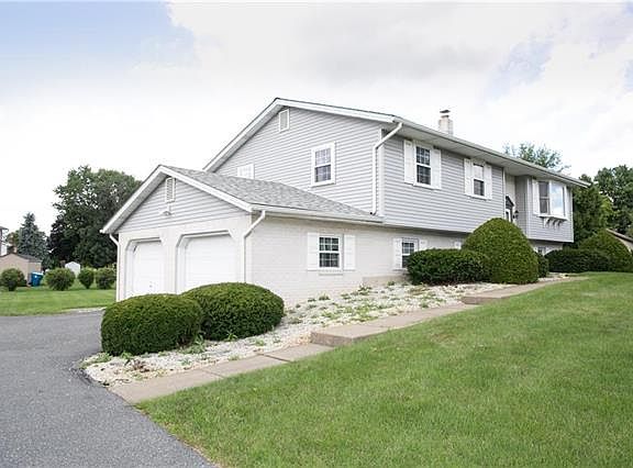 3rd image of 407 Heritage Ln