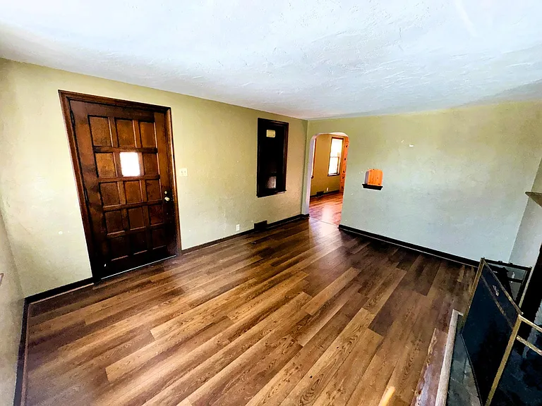 915 Perry Hwy — Photo 16