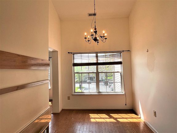 2 story eat in kitchen/hardwood floor with fireplace