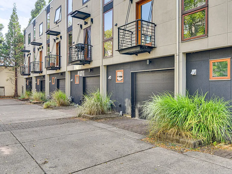 5914 NE Hoyt St #1-ID1596269P — Photo 25