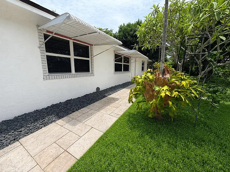 550 SW Natura Ave — Photo 20