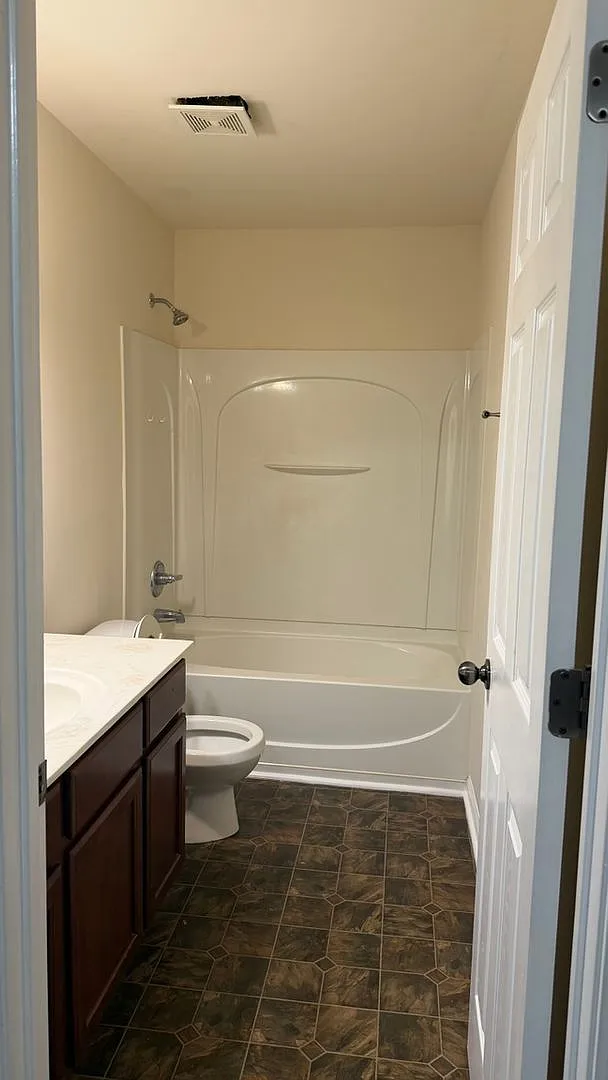 Spacious 4BR House in Greer — Photo 4