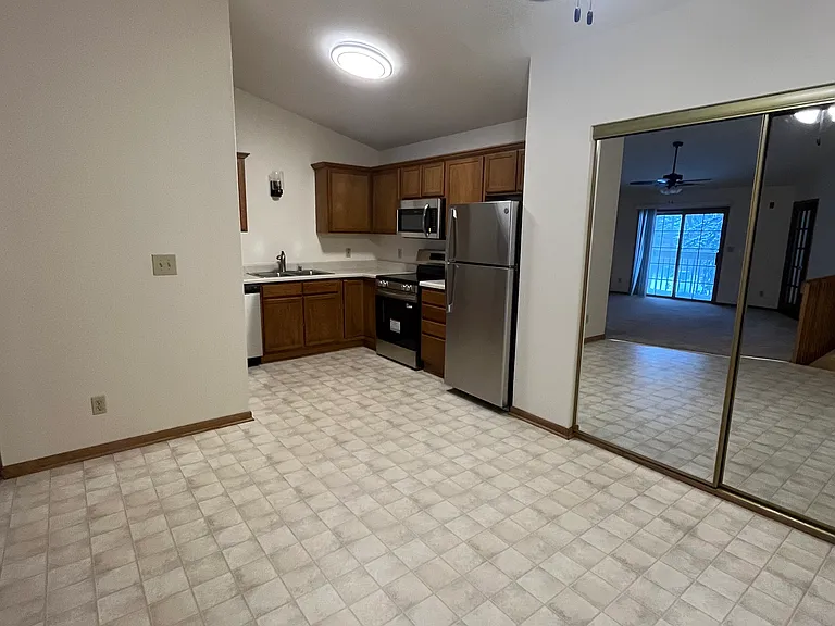 155 W Oak Leaf Dr #3 — Photo 3
