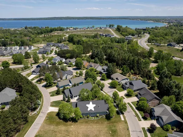 10758 Shrewbury St, Traverse City, MI 49684