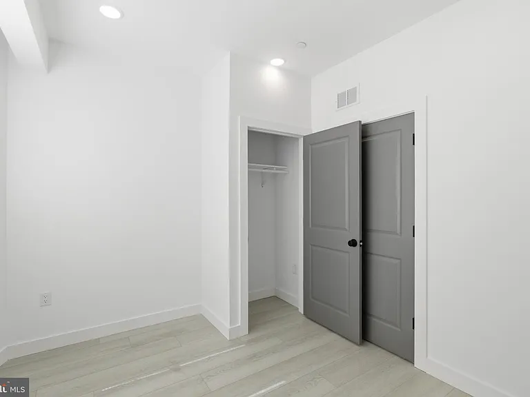 1023 W Orleans St — Photo 17