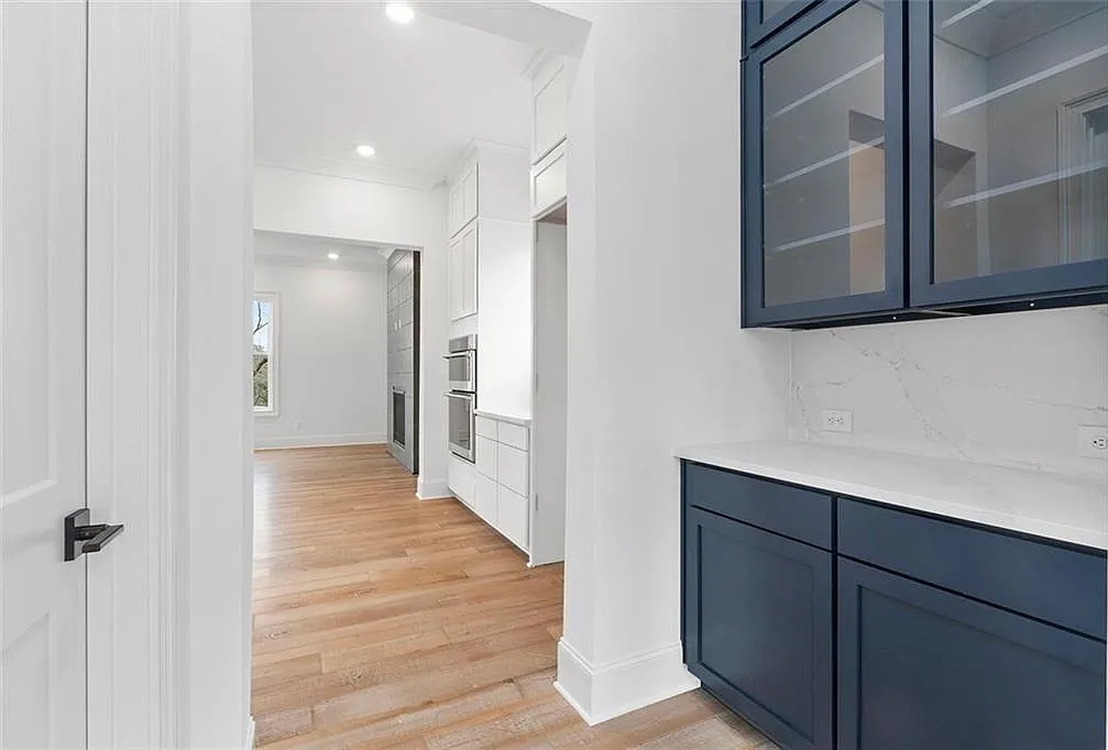 5 bed, 4.5 bath, 4053 sqft, $7,900 — Photo 2