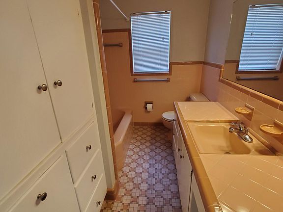 4th image of 601 Monterey Blvd NE #5
