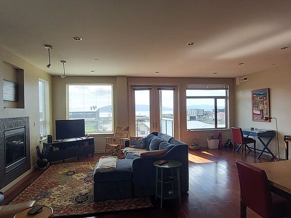 4th image of 1203 W Holly St #201