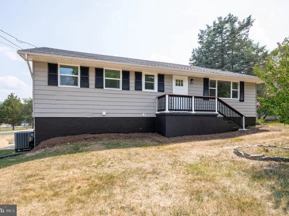 201 Pointfield Dr, Harpers Ferry, WV 25425