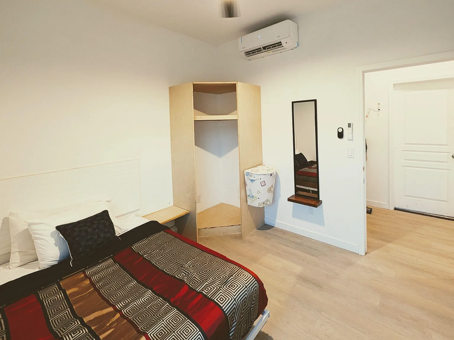 3 bed, 1.0 bath, 480 sqft, $754 — Photo 4