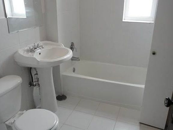 3rd image of 2610 W Walton St APT 3
