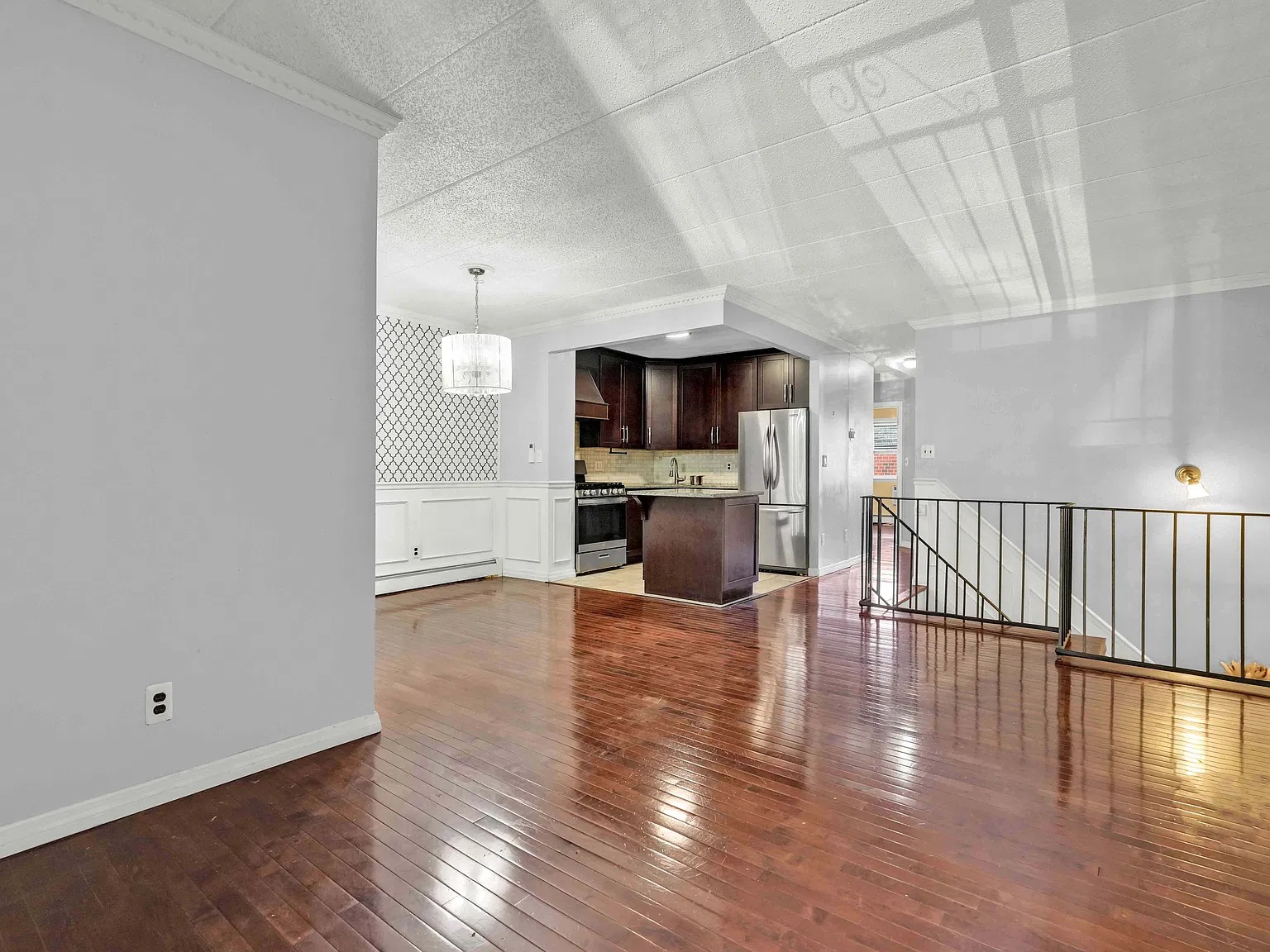 863 Home Street — Photo 3