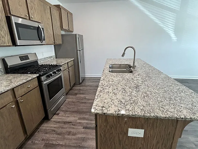 636 Hidden Springs Dr — Photo 3